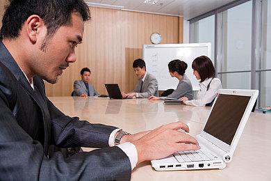 《浪人崛起》玩法细节 利用钩绳、马匹或滑翔翼自由穿越